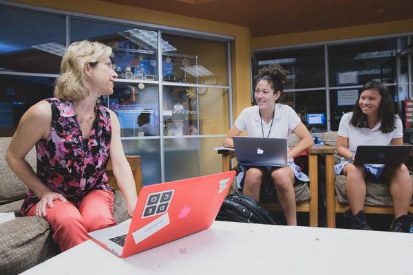 Computer 科学 & Engineering Department Chair and teacher Ann Greyson teaches a small-group Upper School coding class.